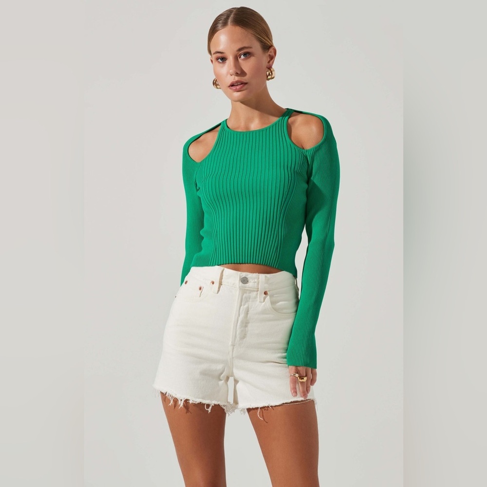 NWOT! Astr ERIS RIBBED SHOULDER CUTOUT SWEATER